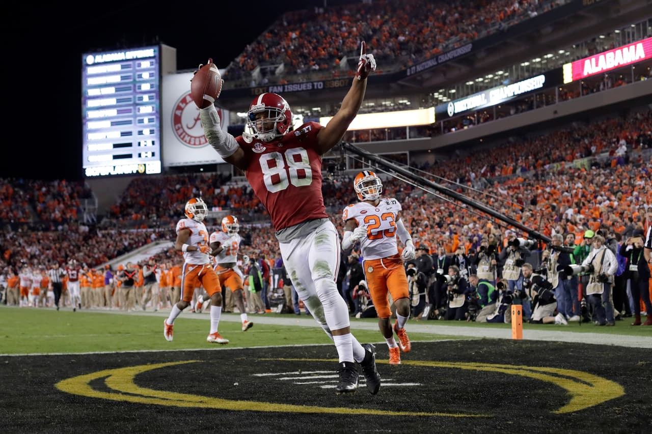 O.J. Howard celebra tras recibir un pase de touchdown de Hurts que ponía contra la lona al equipo de Clemson.