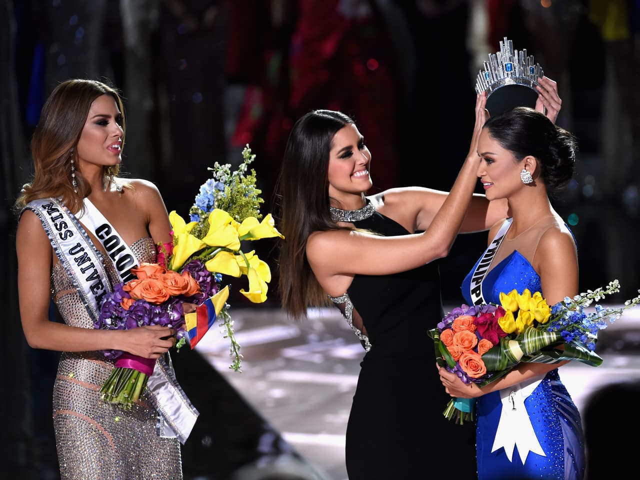 Este fue el momento en el que Paulina Vega retiró la corona a su compatriota para entregarla a la verdadera reina.