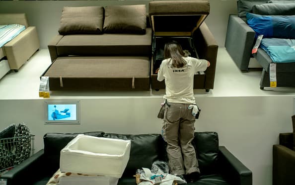 Un niño dispara un arma cargada que encontró dentro de un sofá en una tienda de Ikea