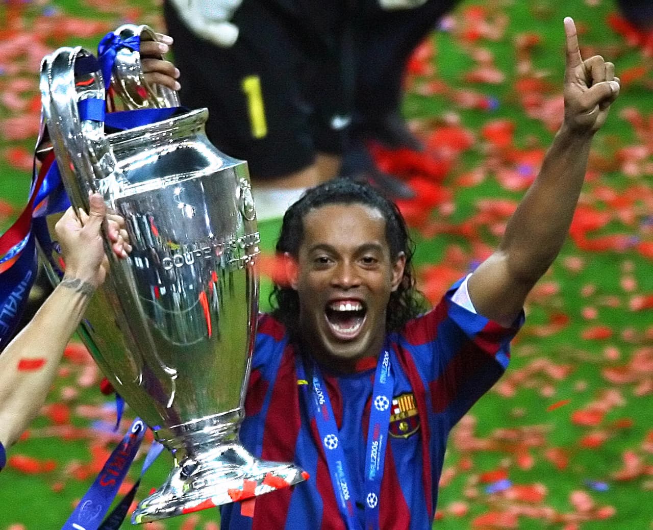 Ronaldinho vivió con Barcelona otro año memorable en 2006 al ganar la Liga, la Supercopa de España y la Champions League, siendo considerado el Mejor Jugador del torneo continental. Sin duda, sobresaliente.