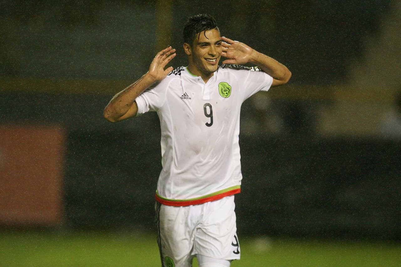 El goleador mexicano Raúl Jiménez también escuchó los cantos de sirena de las ofertas multimillonarias del fútbol chino, pero las declinó para seguir en Europa.