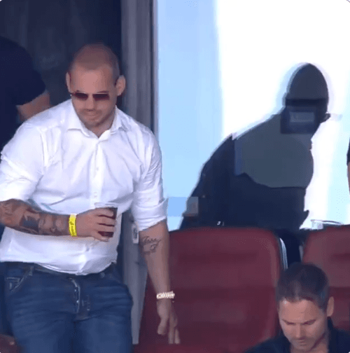 Un Sneijder totalmente diferente al que hace dos semanas anunció su retiro. Con una evidente "pancita", el exmediocampista se mostró ante el público durante un partido entre el VVV Venlo y el Utrecht de la liga holandesa.