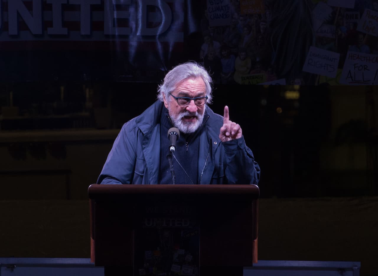 Hace un par de días Robert De Niro escribió
<a href="http://www.univision.com/entretenimiento/robert-de-niro-apoya-las-palabras-que-meryl-streep-pronuncio-contra-donald-trump">una carta a la actriz Meryl Streep</a> para mostrar su apoyo a la actriz, quien hizo una dura crítica a Trump durante la ceremonia de los Golden Globes.