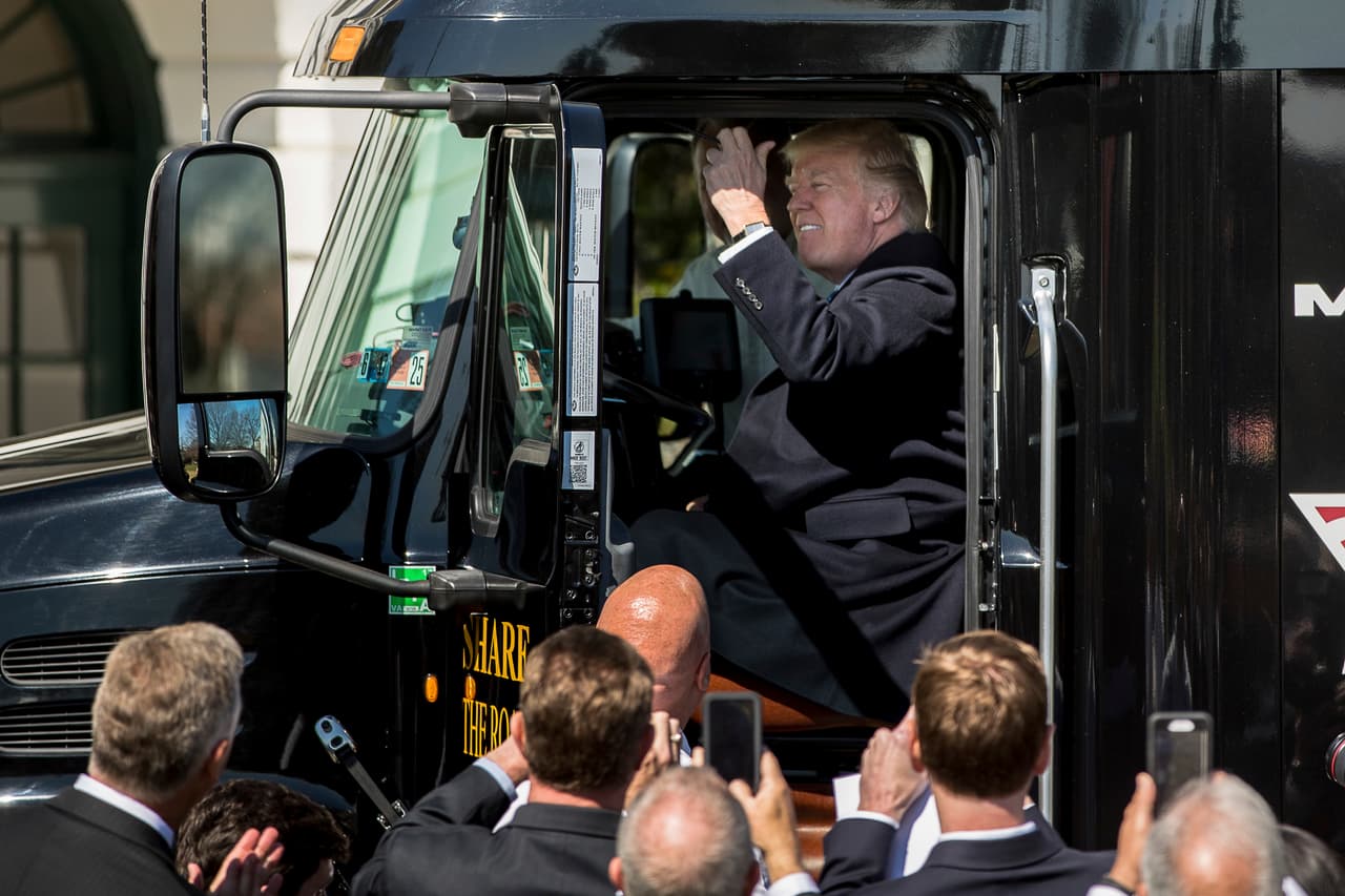 Trump no resistió hacer sonar la bocina de la colosal máquina.