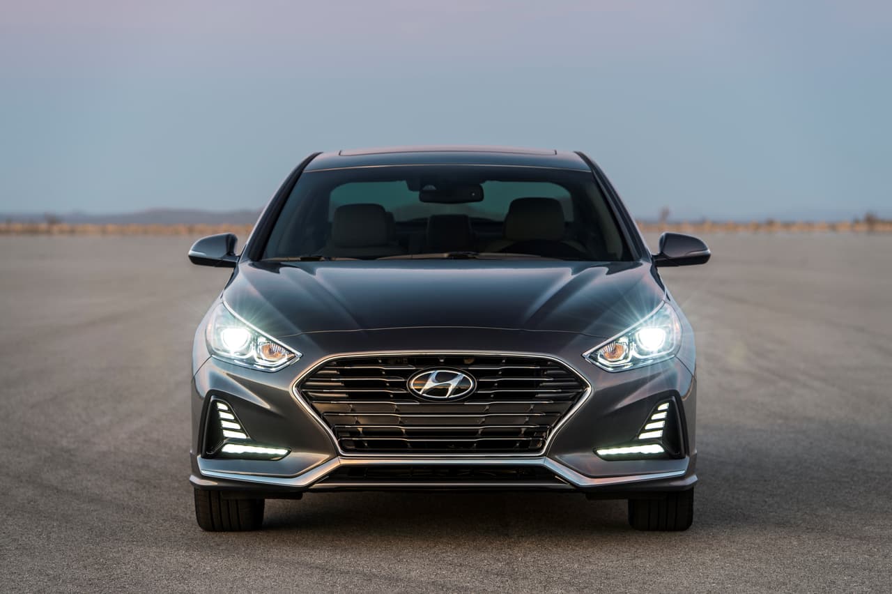 El nuevo diseño frontal del Hyundai Sonata 2018 es cohesionado y elegante. Sus grupos ópticos frontales ahora cuentan con la opción de proyectores LED y de luces de manejo diurno.