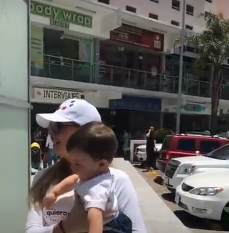 En los videos que subió sin audio, se ve cuando toma en sus brazos a un pequeño.