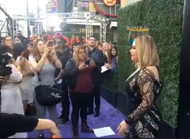 El desfile por la pasarela de 'Los Premios de la Radio' se hizo interminable para la joven cantante, pero nunca se desesperó, incluso se quedó con ganas de seguir posando y tomándose 'selfies' con sus fans.