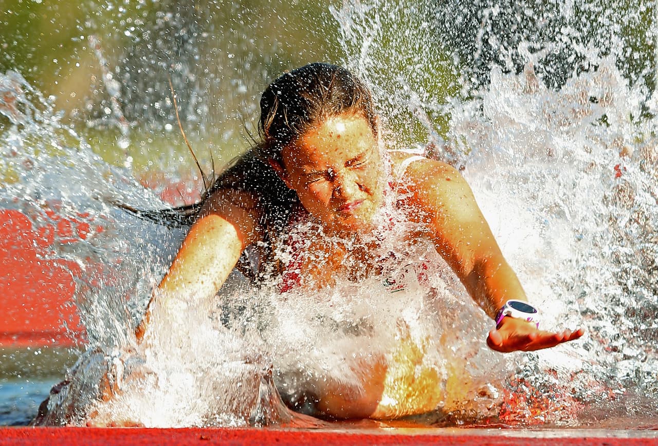 Esta atleta de Tasmania deja ver su entereza en la carrera de obstáculos en los 2000 metros en agua durante la prueba del Briggs Athletics Classic en Australia.