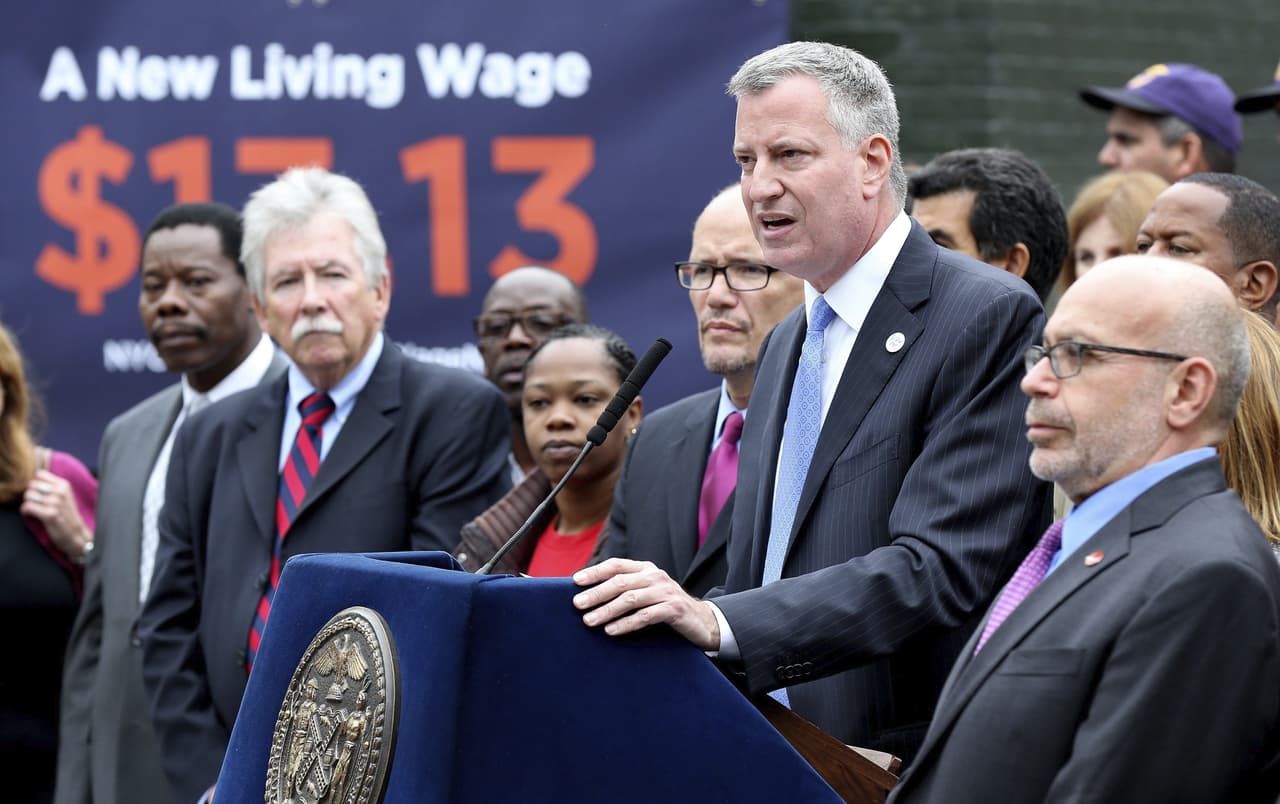 2014.- Una de las causas que defendió como secretario de Trabajo fue el aumento del salario mínimo. Sin la complicidad del Congreso para hacerlo a escala federal, Pérez apoyó líderes locales como el alcalde Bill de Blasio cuando aumentó el salario mínimo en la ciudad de Nueva York a 13.13 dólares por hora.