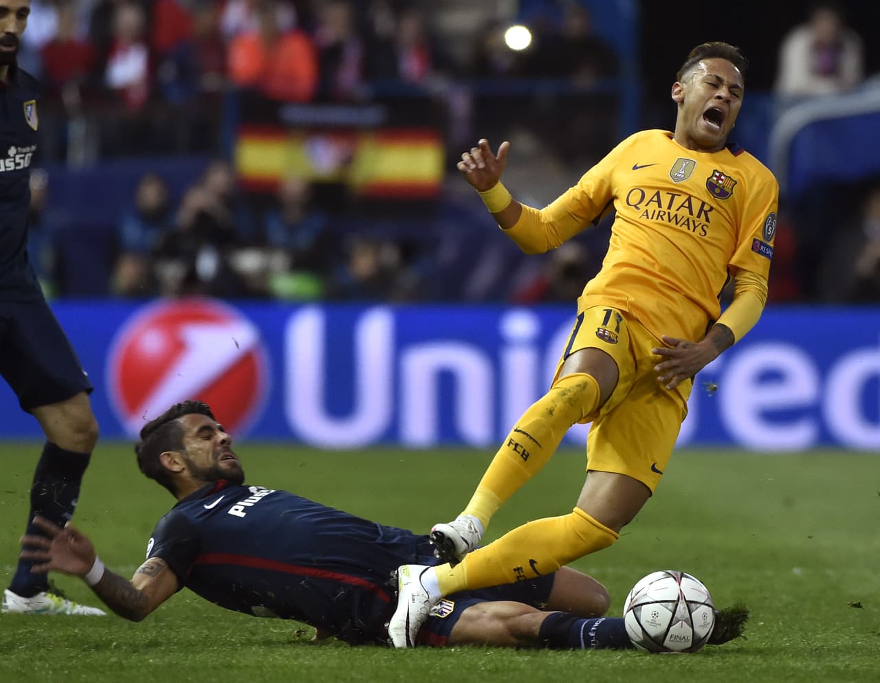 Neymar sufrió constantemente con las duras entradas y barridas de los elementos del Atlético.