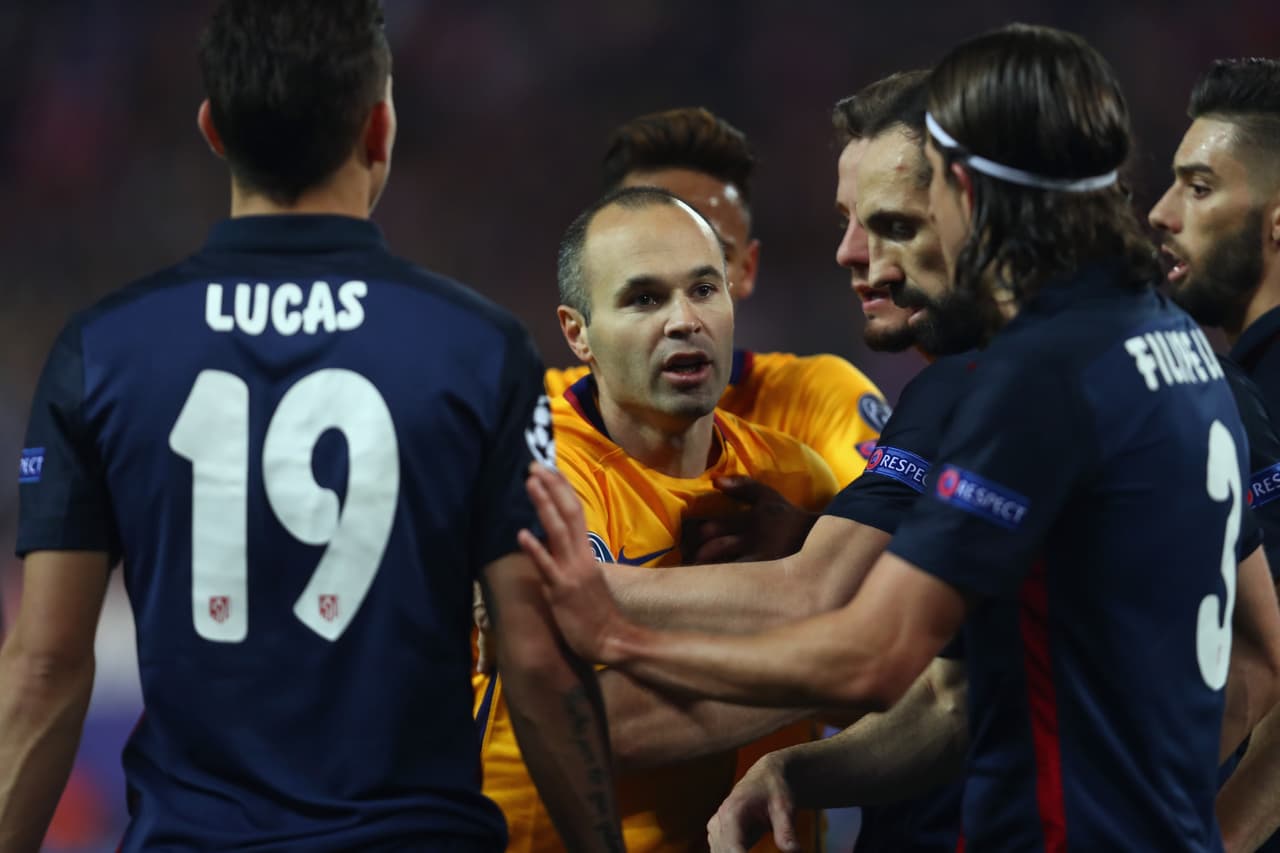 Andrés Iniesta fue víctima de la frustración y se enganchó con los comentarios de rojiblancos como Filipe Luiz y Juanfran.