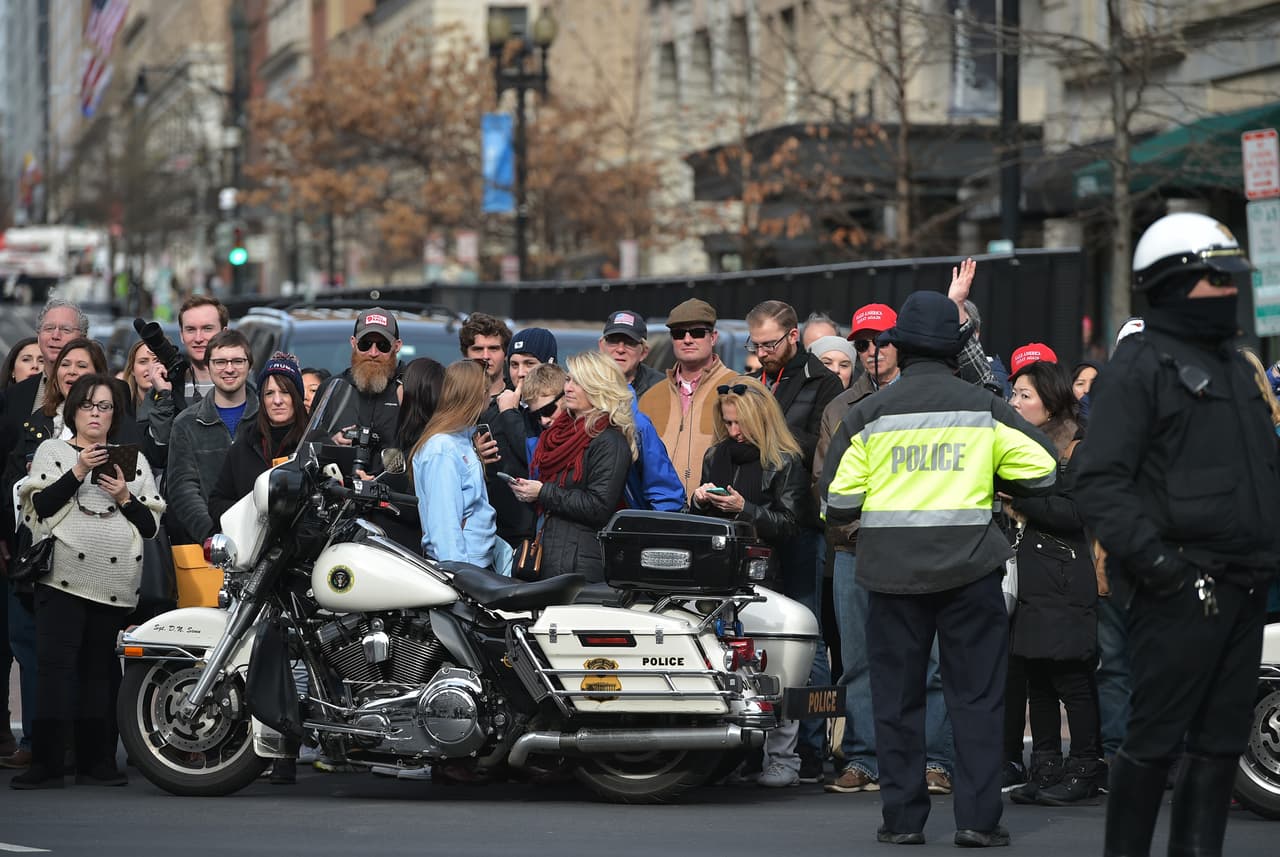 Algunos curiosos se acercaron al hotel Trump International, donde el Presidente electo asistió a un almuerzo.