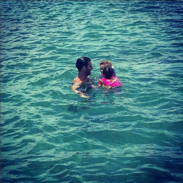 Erick Elías tiene un abdomen sensacional y además es un excelente papá.