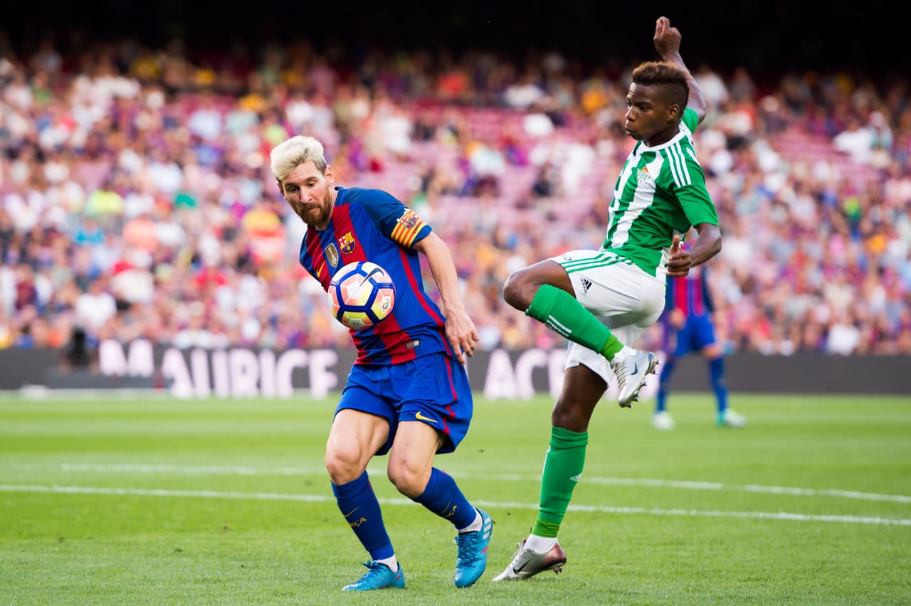 No, Corona no tiene el nivel de Leo Messi. Pero sí que se parece al extremo belga Charly Musonda. Este moreno atacante jugó prestado en el Betis por el Chelsea y ahora está contemplado por Antonio Conte.