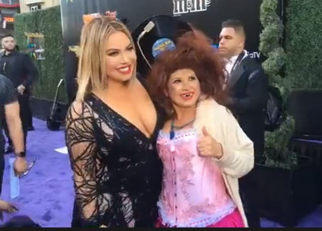 Hasta 'La Chupitos' pidió su foto con 'Chiquis', ella con mucho gusto la abrazó y hasta bromearon un rato.