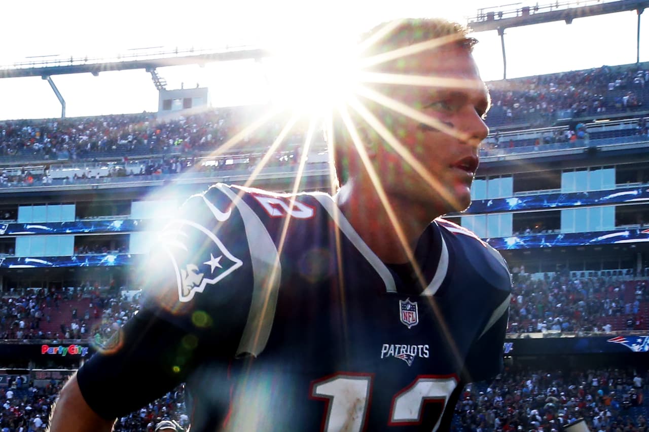 Con 378 yardas totales, producto de 25 pases completos en 35 intentos y 5 pases de anotación, Tom Brady tuvo la actuación más destacada de la Semana 3 en la NFL.