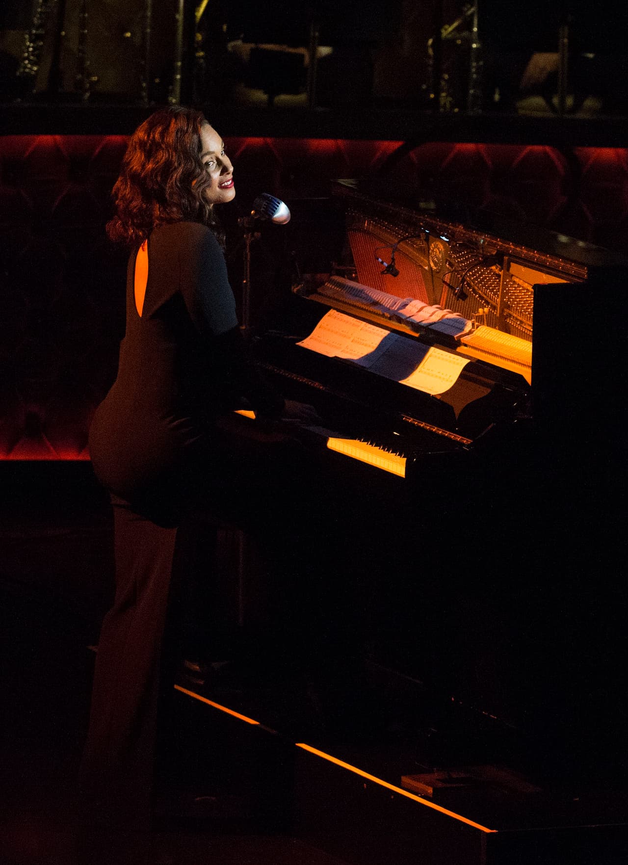 Alicia Keys al piano, para rendir tributo al cantante de 'Fly me to the moon'.