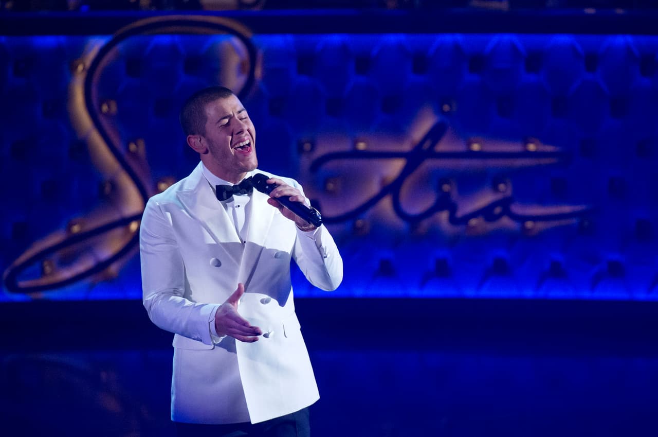 Nick Jonas, vestido de blanco y con una gran versión a Sinatra.