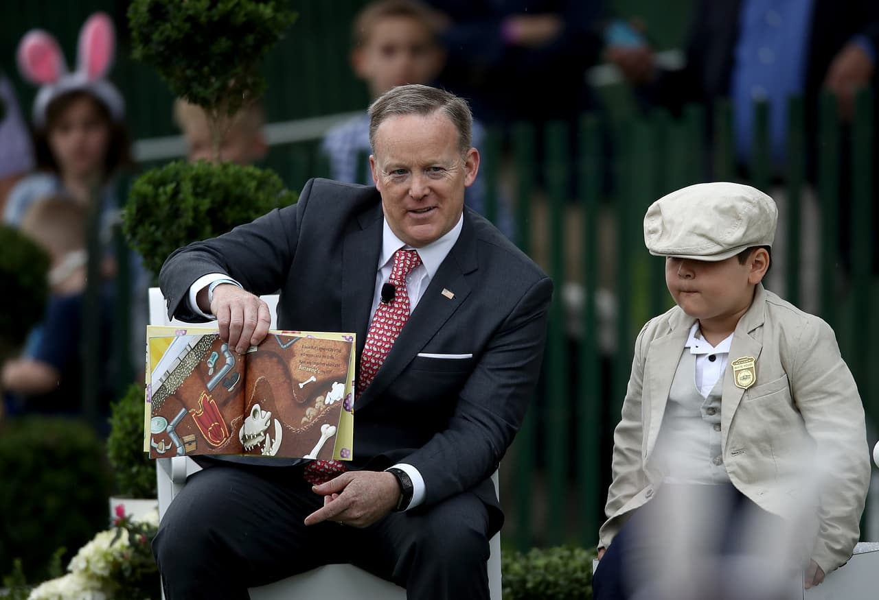 Sean Spicer leyendo cuentos infantiles durante las celebraciones de Pascua en la Casa Blanca.