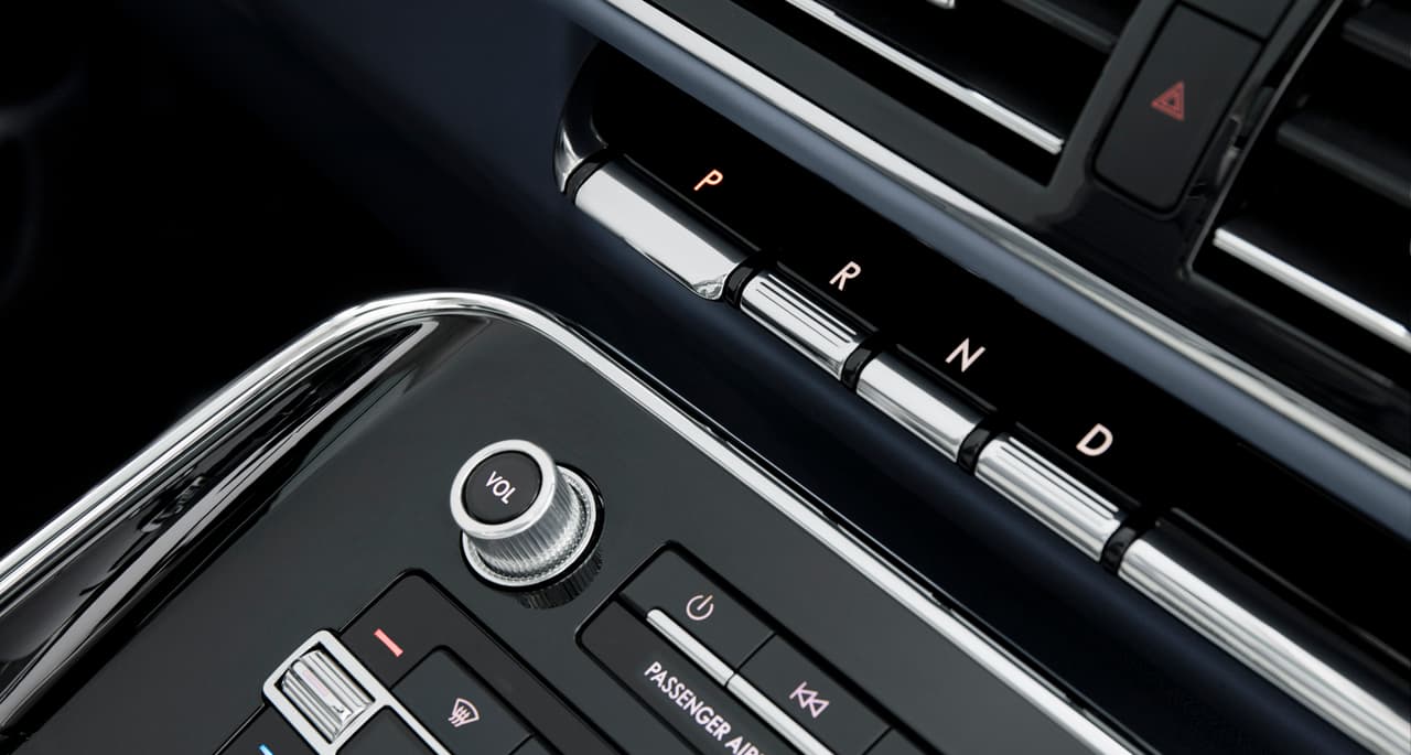 En la MKC de 2014 Lincoln revivió en concepto de la sustitución de la palanca de cambios automáticos por botones abandonado desde los años 50. Sin embargo es en esta Navigator donde la ejecución luce finalmente integrada con buen gusto y sin utilizar enormes áreas de espacio en el tablero.