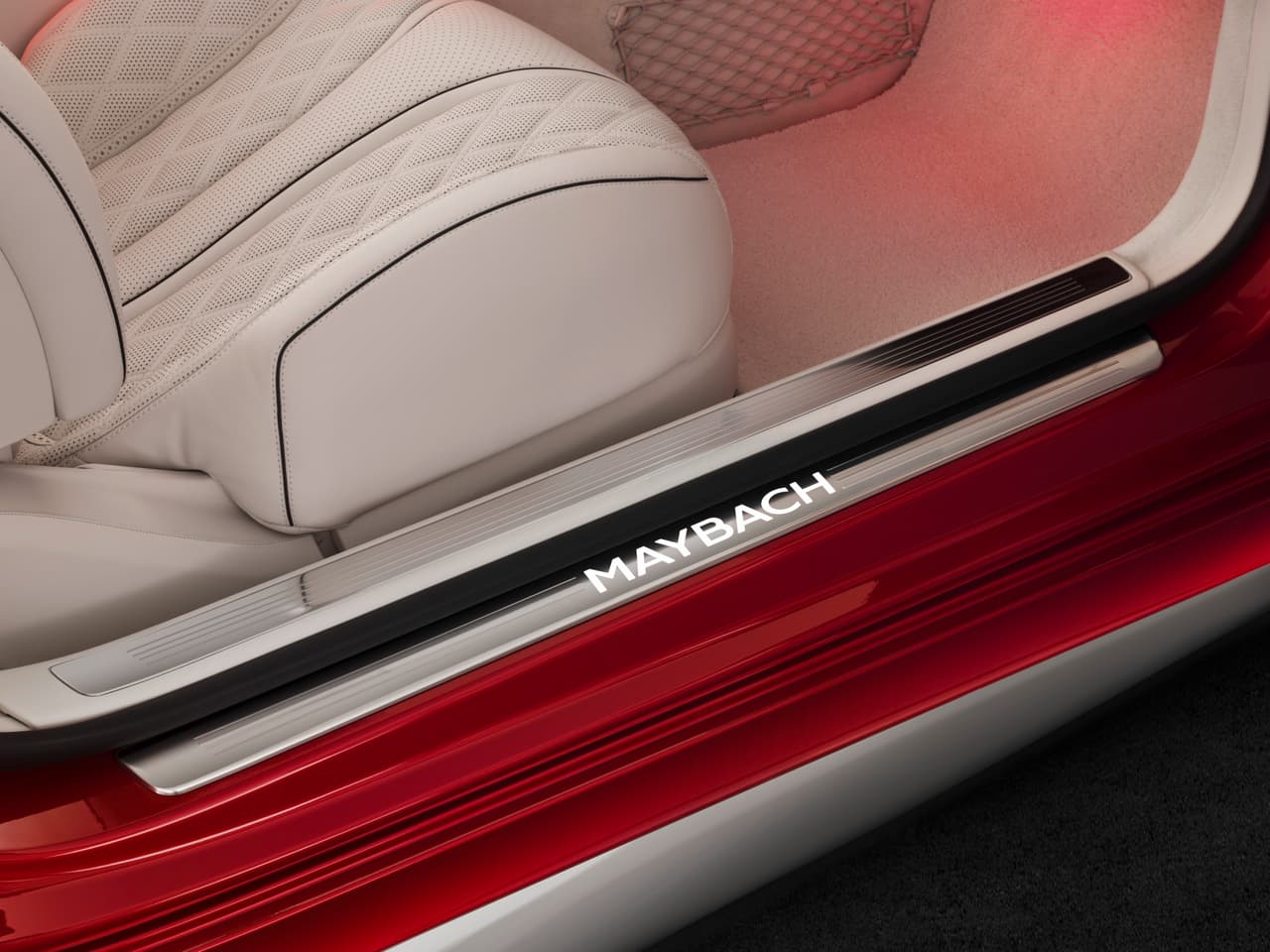 En el caso del Mercedes-Maybach S650 Cabriolet el 'branding' es fundamental. No para que el público pueda diferencialo de las versiones Mercedes-Benz, sino para reforzar la percepción de sus clientes de que se trata de un auto extra especial.