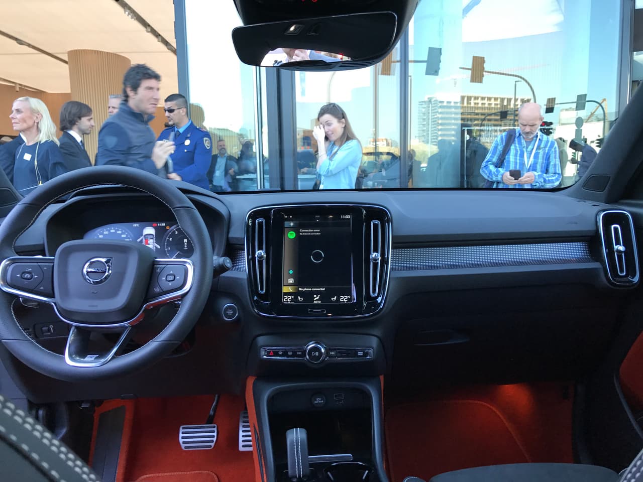 Volvo decidió romper con los convencionalismos de la industria y no le dió un volante de fondo plano al nivel deportivo R-Design.