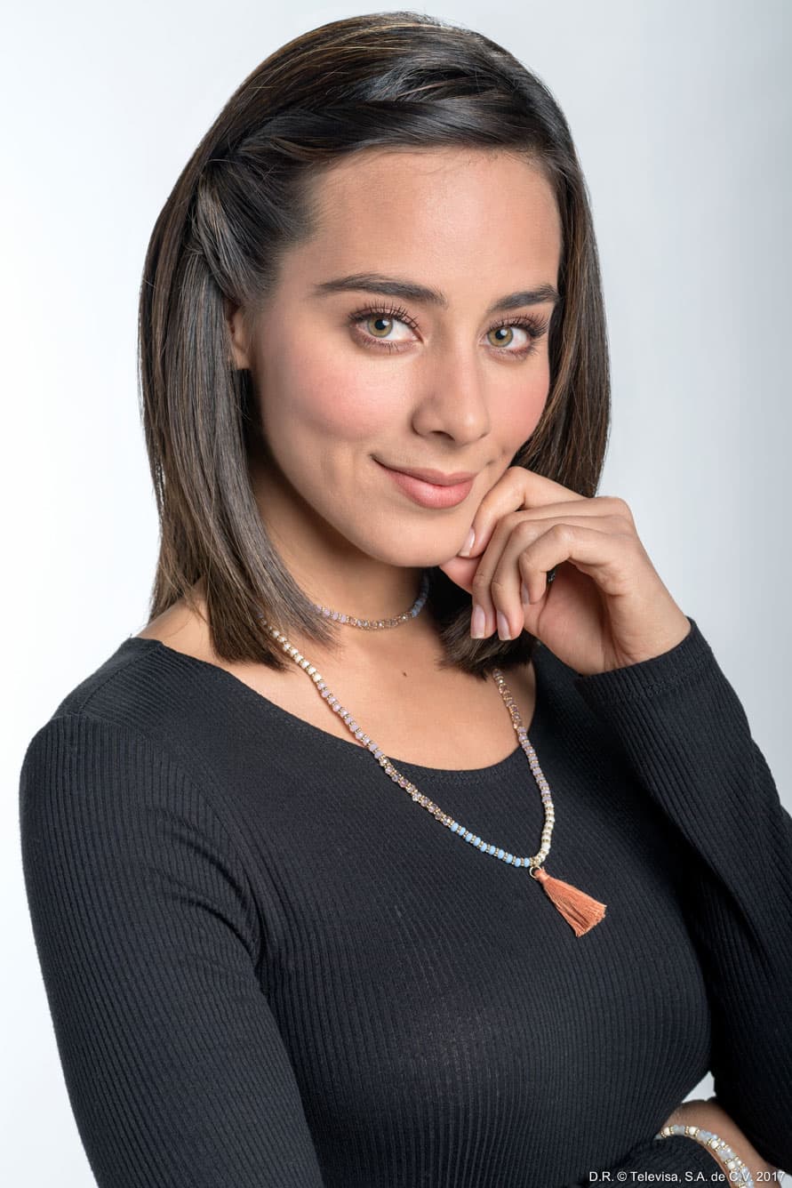<b><a href="http://www.univision.com/novelas/enamorandome-de-ramon/esmeralda-pimentel-paso-de-villana-a-protagonista-asi-comenzo-su-carrera-fotos">'Fabiola' es interpretado por Esmeralda Pimentel</a></b>. Ella Es una linda joven de buenos sentimientos, aunque la muerte de sus padres sacará su lado oscuro. Se enamora de
<b><a href="http://www.univision.com/novelas/enamorandome-de-ramon/jose-ron-es-ramon-en-enamorandome-de-ramon">'Ramón'</a></b> cuando lo contratan en el taller que ella lidera.