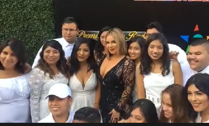 Otra foto con los jóvenes dreamers. La 'Chiquis' Rivera se solidarizó con ellos diciéndoles que: "Todos somos dreamers y juntos lograremos nuestros sueños".