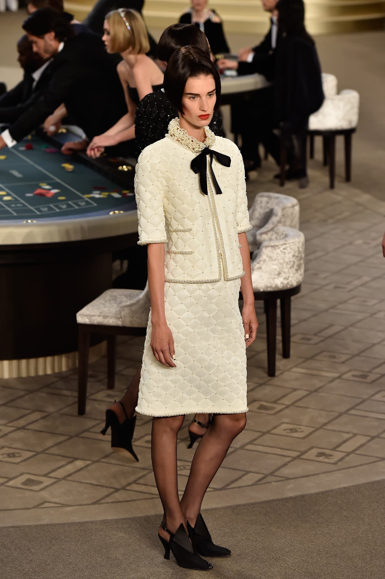 Estructuradas chaquetas, detalles en pedrería y nuevas texturas: ¡eso presentó Chanel!