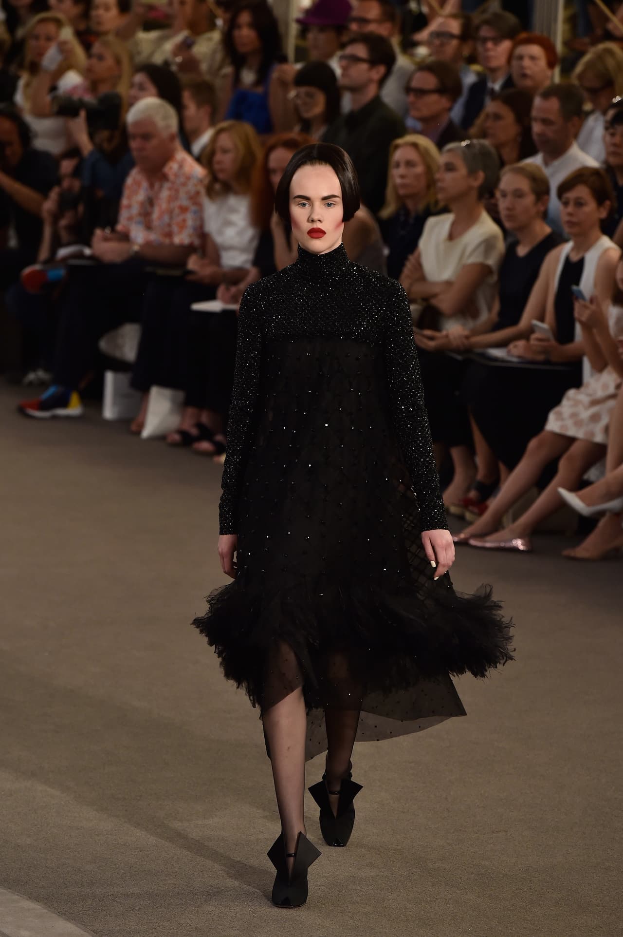 El director creativo de Chanel una vez más asombró.