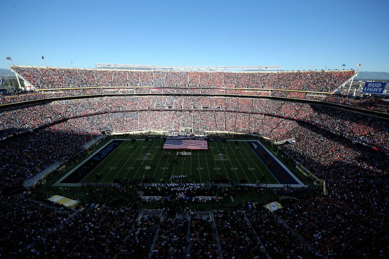 La hermosa voz de Lady Gaga entonó el Himno de los EEUU en la apertura del Super Bowl 50. Aquí las mejores tomas.