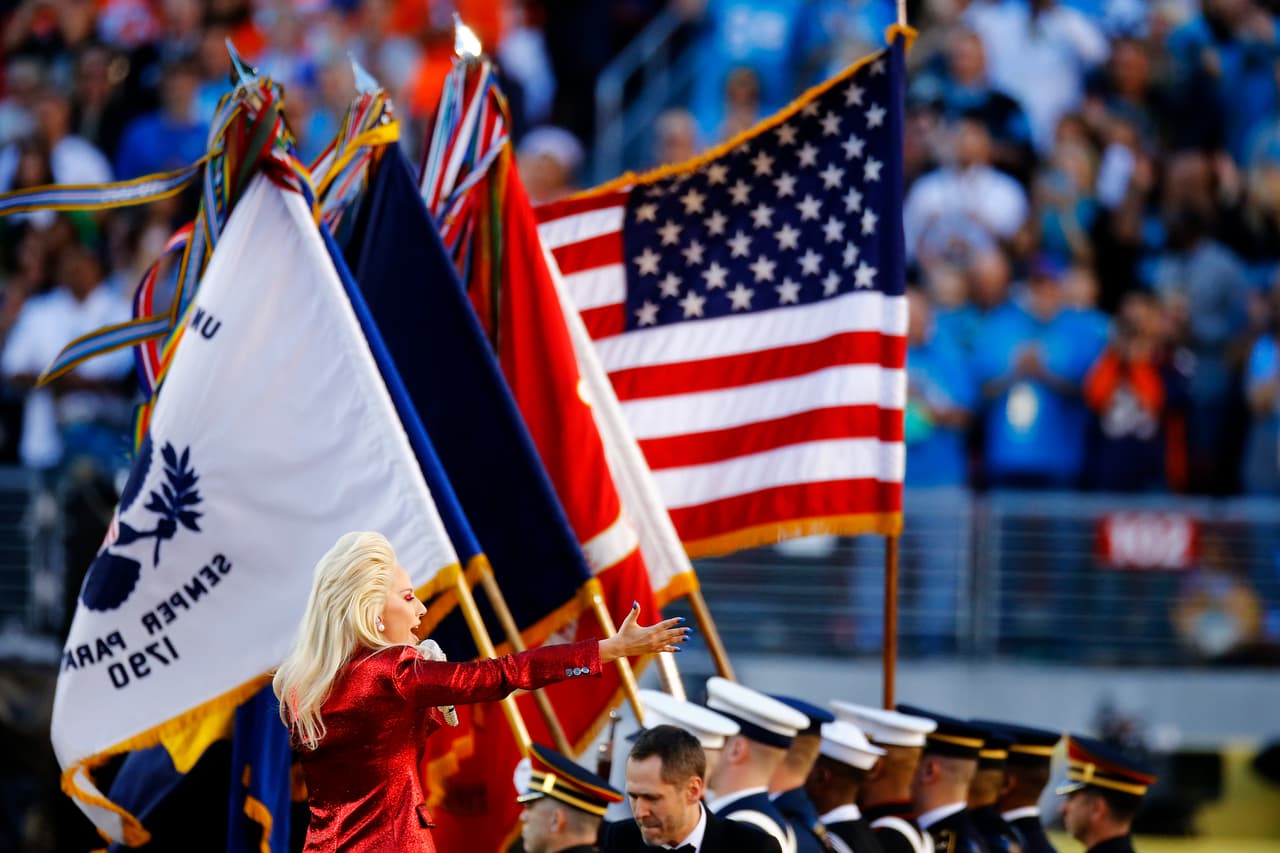 La hermosa voz de Lady Gaga entonó el Himno de los EEUU en la apertura del Super Bowl 50. Aquí las mejores tomas.