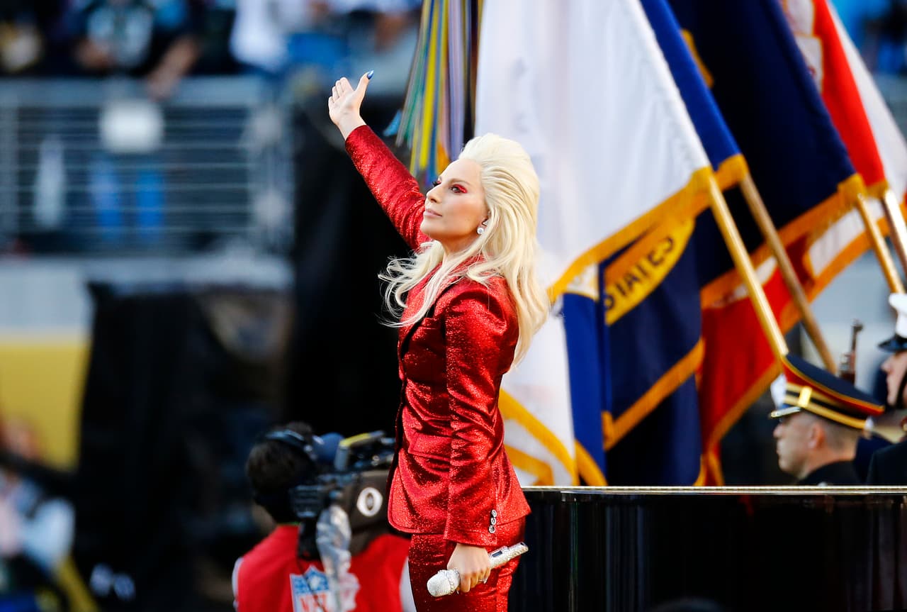 La hermosa voz de Lady Gaga entonó el Himno de los EEUU en la apertura del Super Bowl 50. Aquí las mejores tomas.