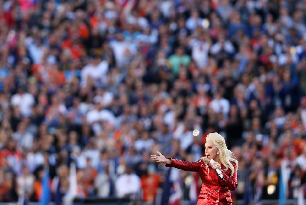 La hermosa voz de Lady Gaga entonó el Himno de los EEUU en la apertura del Super Bowl 50. Aquí las mejores tomas.