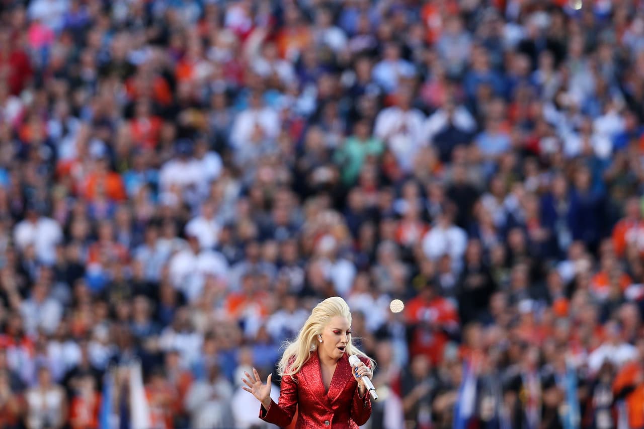 La hermosa voz de Lady Gaga entonó el Himno de los EEUU en la apertura del Super Bowl 50. Aquí las mejores tomas.