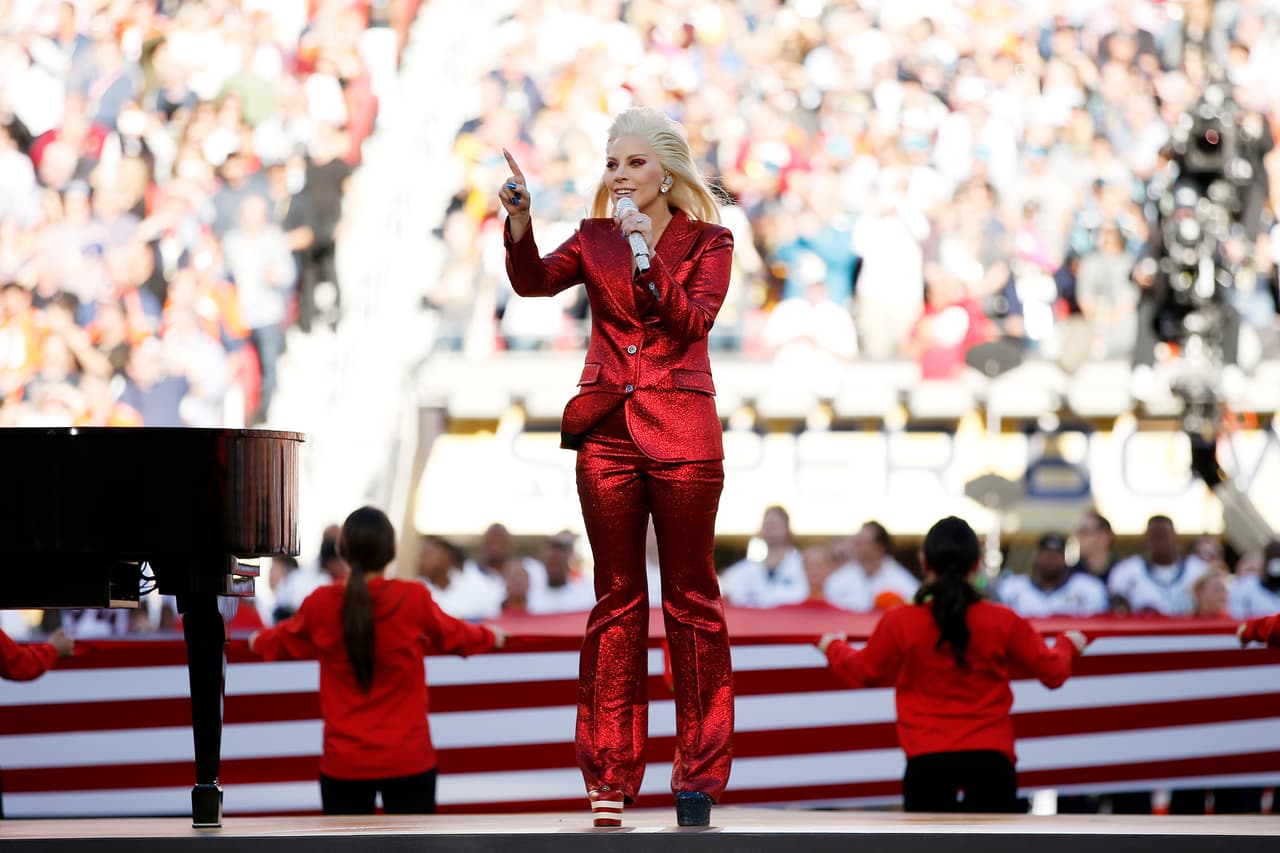 La hermosa voz de Lady Gaga entonó el Himno de los EEUU en la apertura del Super Bowl 50. Aquí las mejores tomas.