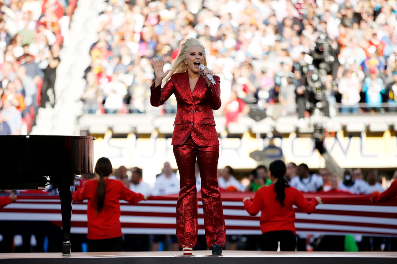 La hermosa voz de Lady Gaga entonó el Himno de los EEUU en la apertura del Super Bowl 50. Aquí las mejores tomas.
