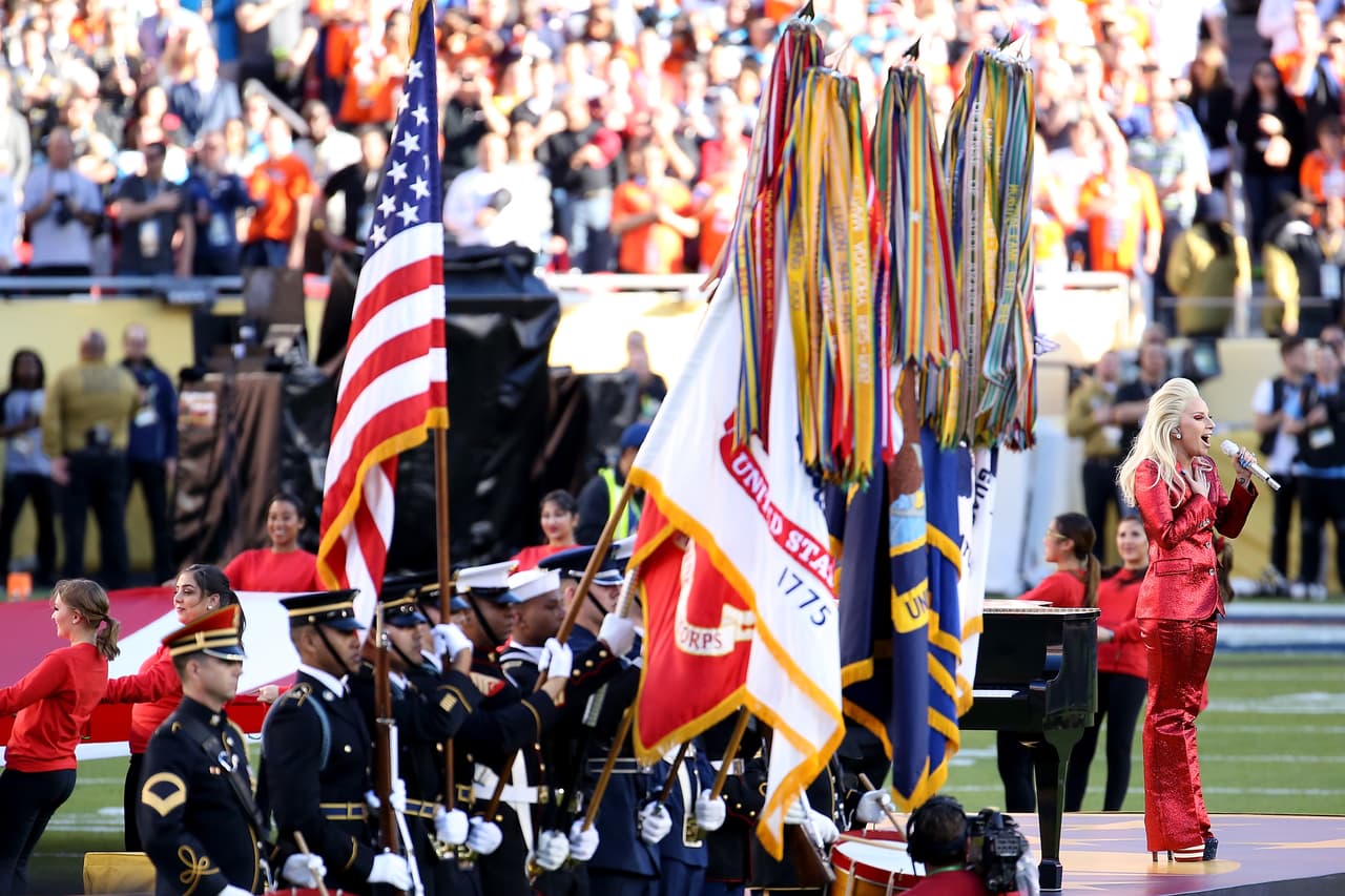 La hermosa voz de Lady Gaga entonó el Himno de los EEUU en la apertura del Super Bowl 50. Aquí las mejores tomas.