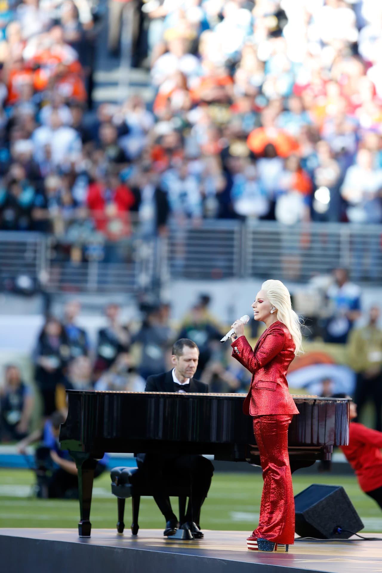 La hermosa voz de Lady Gaga entonó el Himno de los EEUU en la apertura del Super Bowl 50. Aquí las mejores tomas.