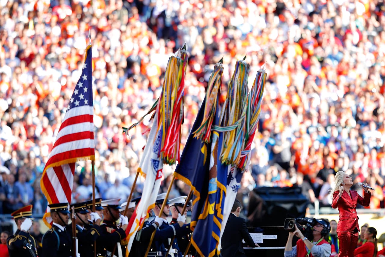 La hermosa voz de Lady Gaga entonó el Himno de los EEUU en la apertura del Super Bowl 50. Aquí las mejores tomas.