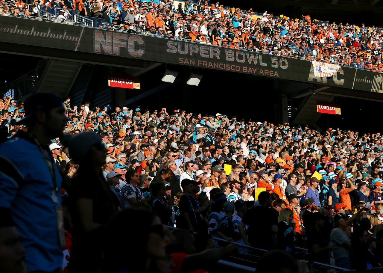 La hermosa voz de Lady Gaga entonó el Himno de los EEUU en la apertura del Super Bowl 50. Aquí las mejores tomas.