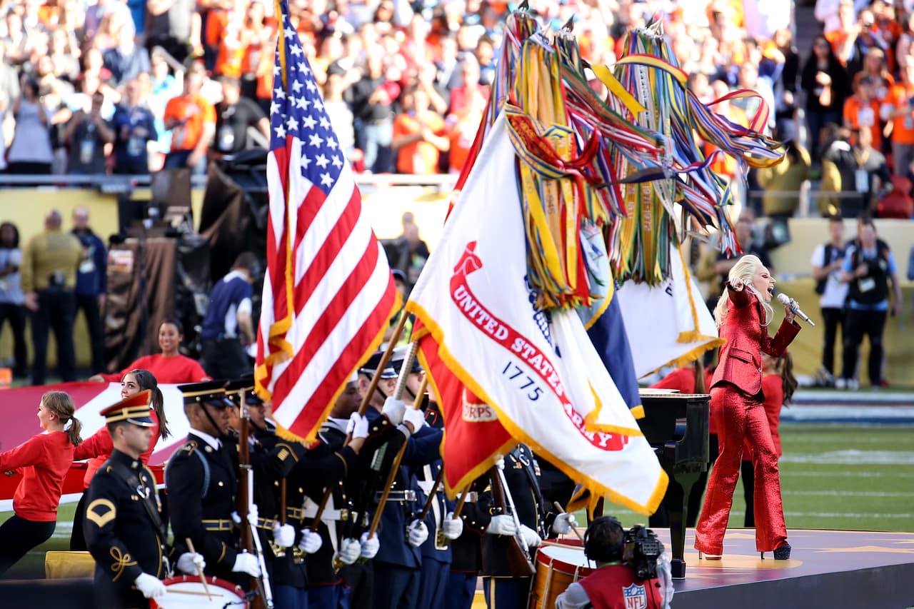 La hermosa voz de Lady Gaga entonó el Himno de los EEUU en la apertura del Super Bowl 50. Aquí las mejores tomas.