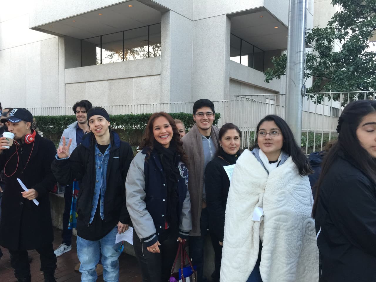 Cantando y con toda la energía se hicieron sentir los jóvenes texanos que madrugaron en busca de la oportunidad de sus vidas. Cada uno tuvo la misión de convencernos con su talento, personalidad y estilo único, muchos audicionaron pero sólo los mejores subirán al escenario.