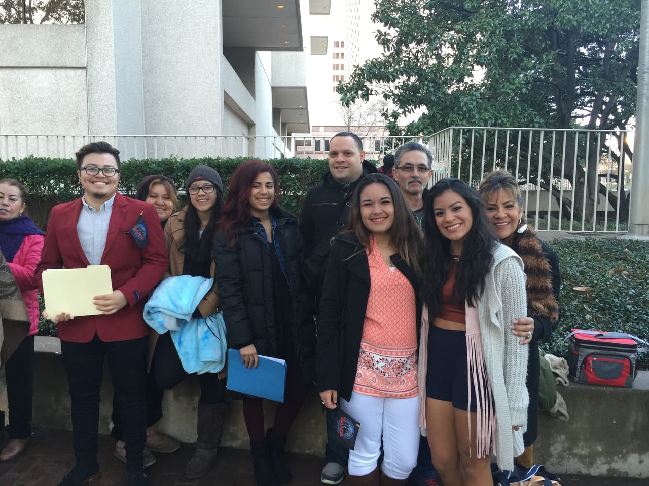 Cantando y con toda la energía se hicieron sentir los jóvenes texanos que madrugaron en busca de la oportunidad de sus vidas. Cada uno tuvo la misión de convencernos con su talento, personalidad y estilo único, muchos audicionaron pero sólo los mejores subirán al escenario.