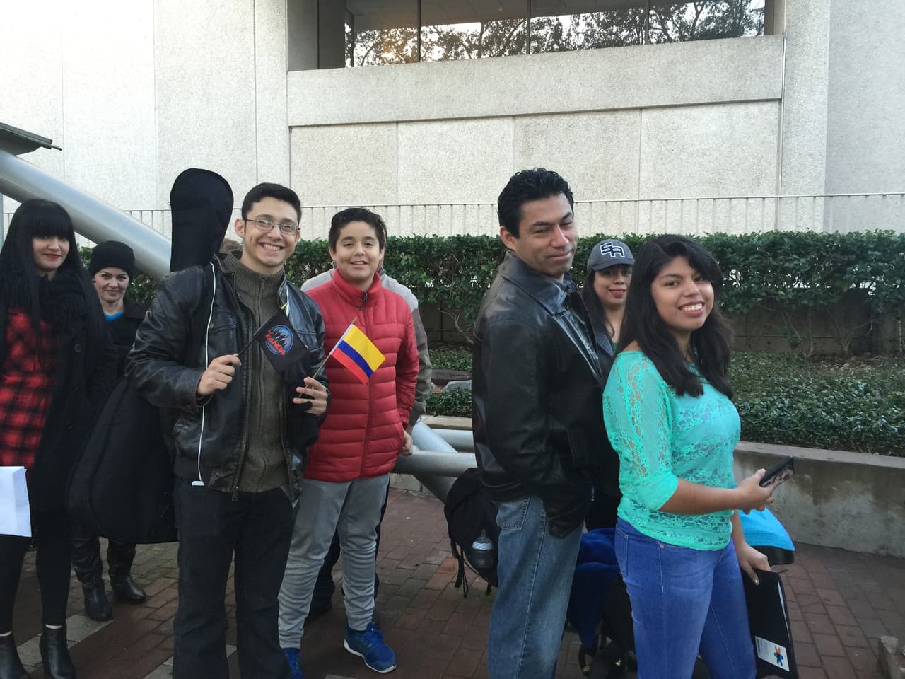 Cantando y con toda la energía se hicieron sentir los jóvenes texanos que madrugaron en busca de la oportunidad de sus vidas. Cada uno tuvo la misión de convencernos con su talento, personalidad y estilo único, muchos audicionaron pero sólo los mejores subirán al escenario.