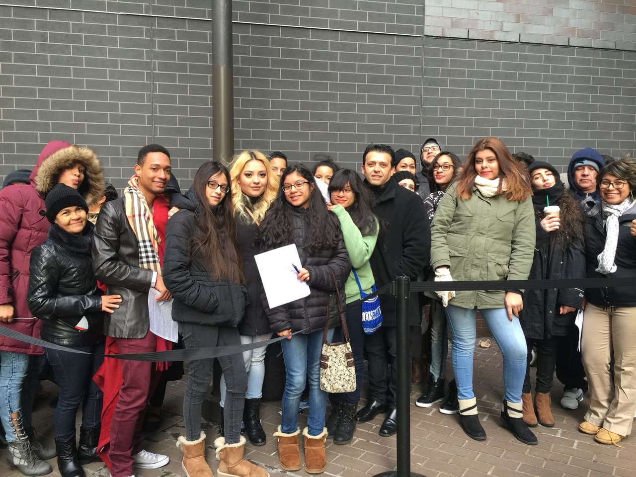 El primer reto de los neoyorquinos fue hacer una fila larga y aguantar frío, pero bien supieron como gozar la experiencia y esperar su turno. Vimos chicos cantando, tocando la guitarra, bailando y hasta se formaron bandas. Una vez más confirmamos que Nueva York tiene lo suyo y estará bien representado en esta nueva temporada.