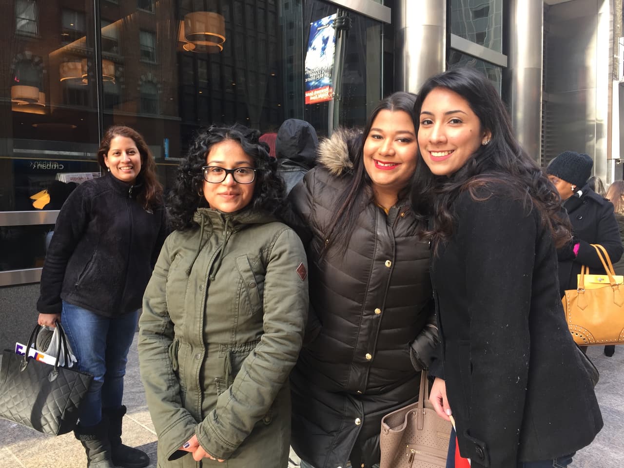 El primer reto de los neoyorquinos fue hacer una fila larga y aguantar frío, pero bien supieron como gozar la experiencia y esperar su turno. Vimos chicos cantando, tocando la guitarra, bailando y hasta se formaron bandas. Una vez más confirmamos que Nueva York tiene lo suyo y estará bien representado en esta nueva temporada.