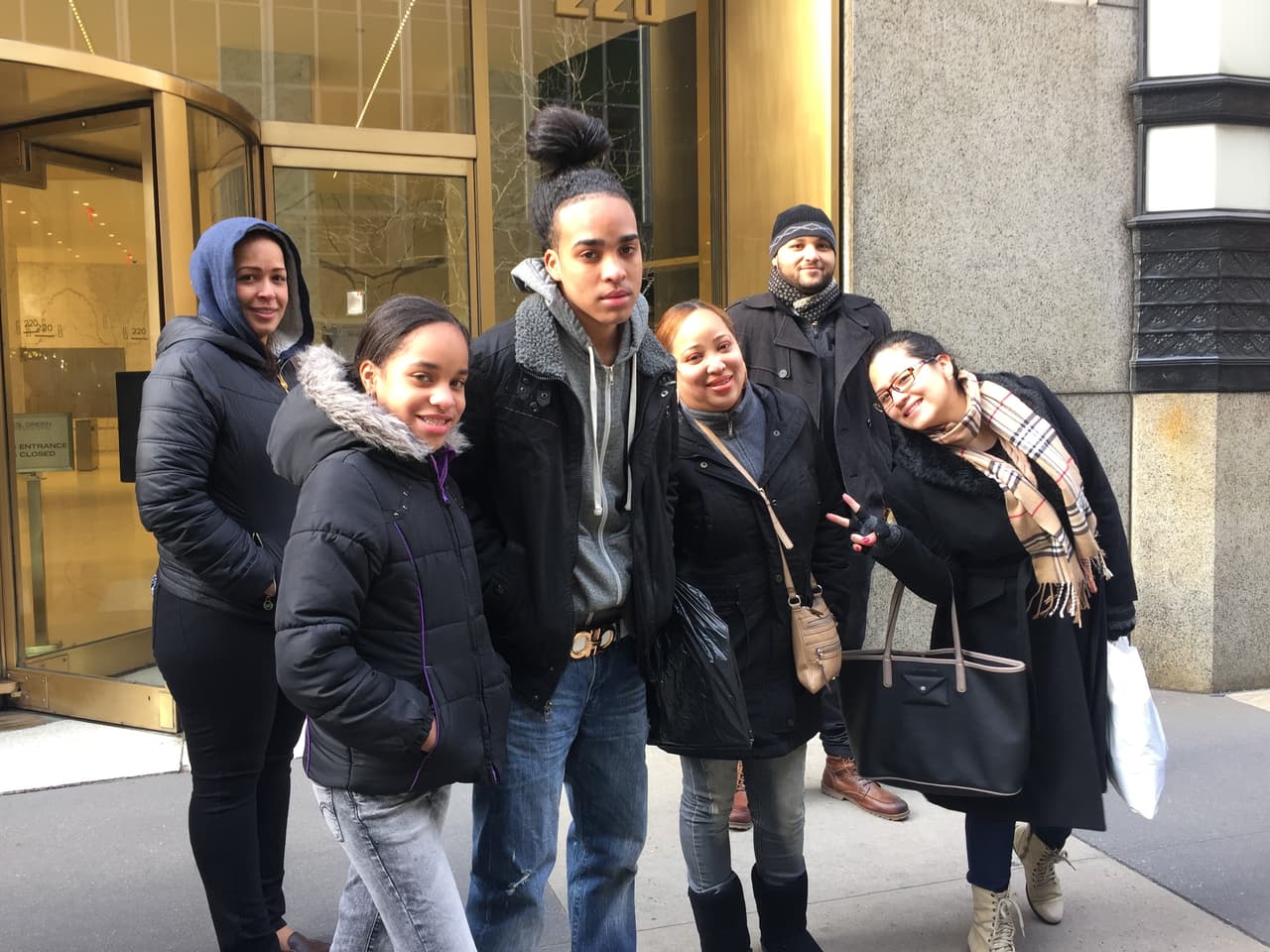 El primer reto de los neoyorquinos fue hacer una fila larga y aguantar frío, pero bien supieron como gozar la experiencia y esperar su turno. Vimos chicos cantando, tocando la guitarra, bailando y hasta se formaron bandas. Una vez más confirmamos que Nueva York tiene lo suyo y estará bien representado en esta nueva temporada.