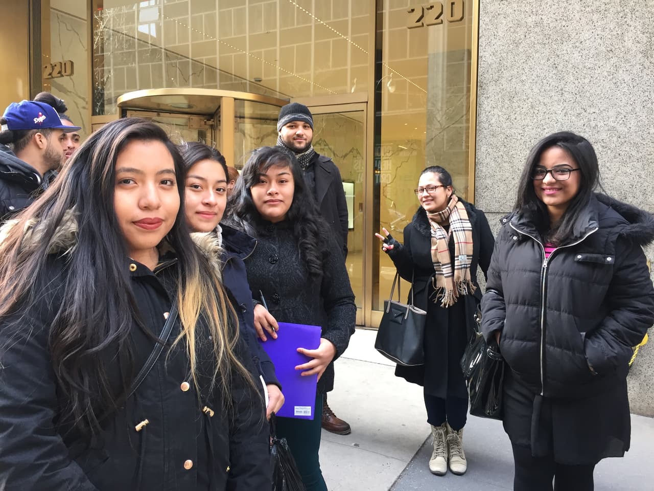 El primer reto de los neoyorquinos fue hacer una fila larga y aguantar frío, pero bien supieron como gozar la experiencia y esperar su turno. Vimos chicos cantando, tocando la guitarra, bailando y hasta se formaron bandas. Una vez más confirmamos que Nueva York tiene lo suyo y estará bien representado en esta nueva temporada.