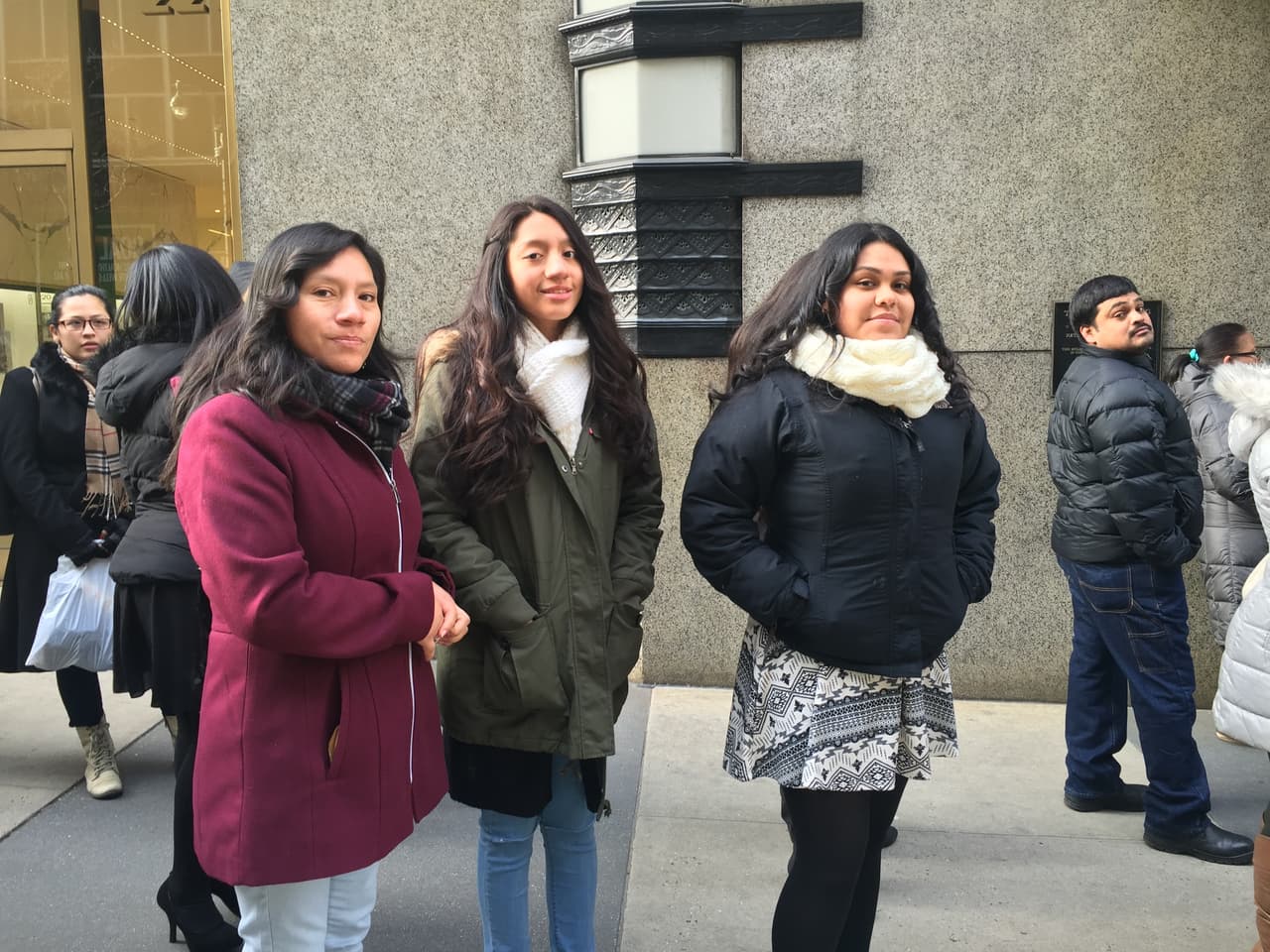 El primer reto de los neoyorquinos fue hacer una fila larga y aguantar frío, pero bien supieron como gozar la experiencia y esperar su turno. Vimos chicos cantando, tocando la guitarra, bailando y hasta se formaron bandas. Una vez más confirmamos que Nueva York tiene lo suyo y estará bien representado en esta nueva temporada.